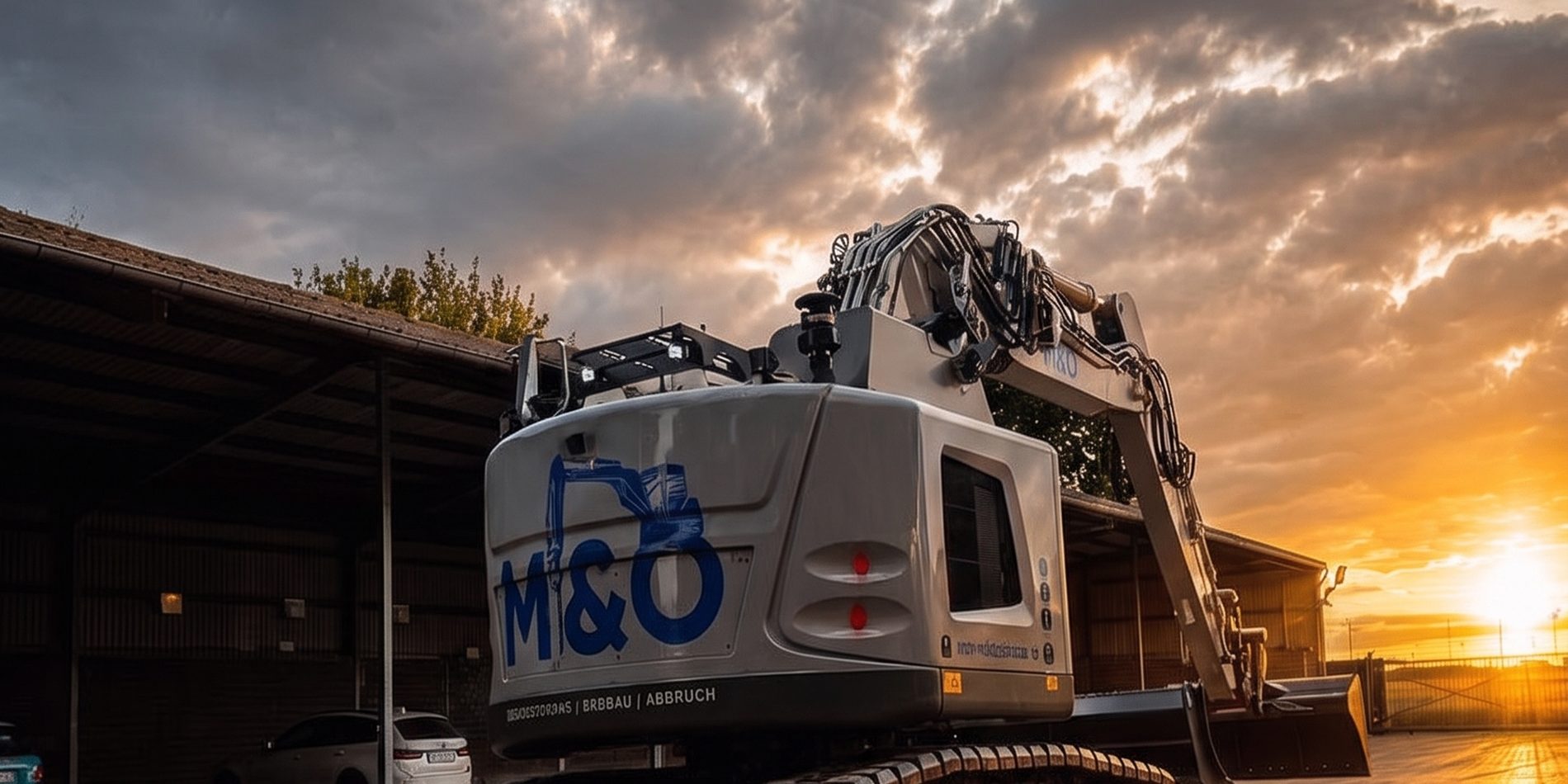 Bagger der M&O Verbauservice GmbH im Abendlicht