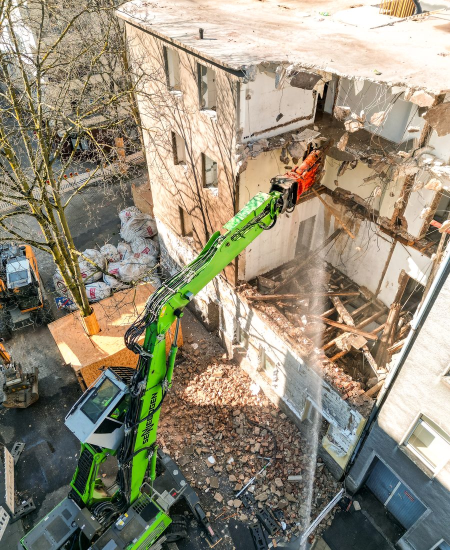 Longfront Bagger beim Abbruch