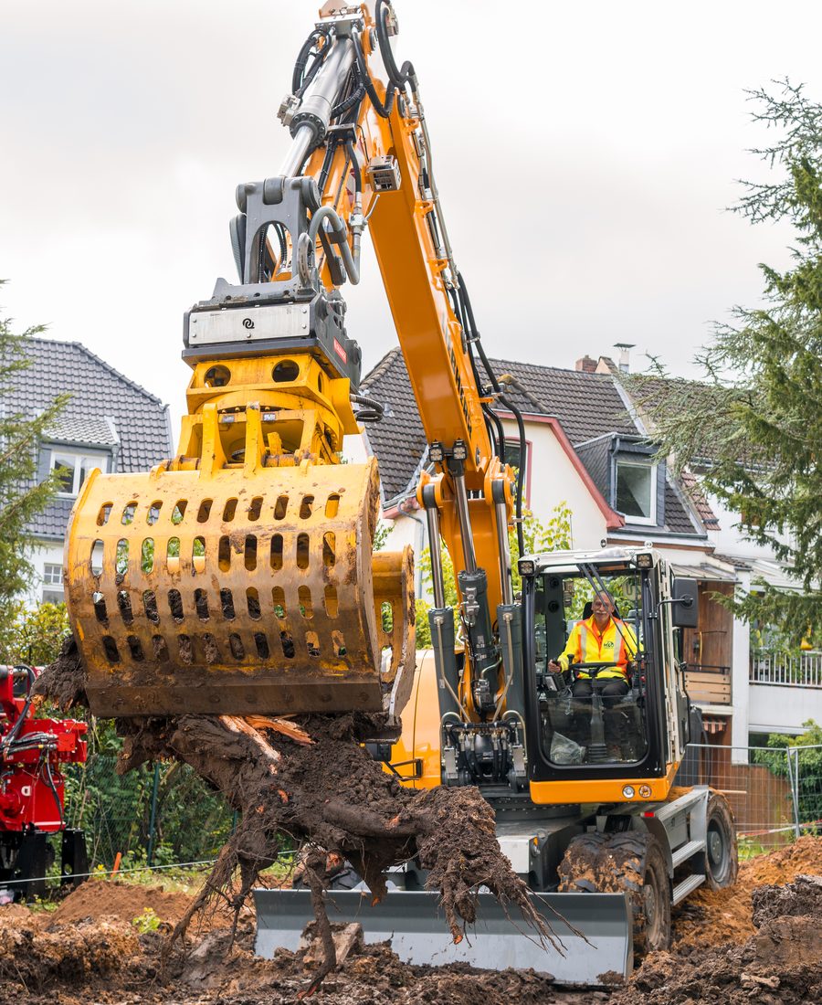 Pflasterarbeiten mit Bagger